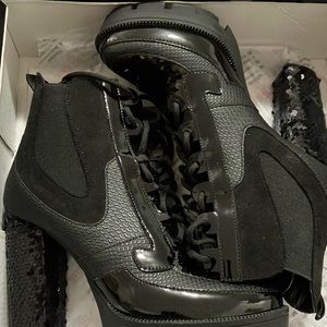 Black heel boots with sequins heel